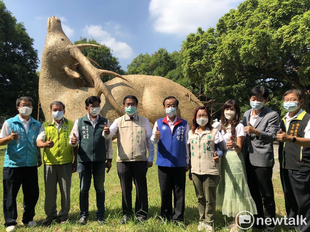 藝術家劉哲安的地景藝術創作〈醒祂 你的鹿／我的路〉，以竹結構配合竹編技法，打造高達6米、長12米全台最大梅花鹿。此作品蘊含過去400年來嘉南平原一帶的平埔族群與梅花鹿都曾經瀕臨消失，然而在原民文化意識抬頭下，西拉雅文化逐漸受到重視與復興，並見證曾文溪流域所孕育出多樣面貌的南島文化。 圖：黃博郎／攝