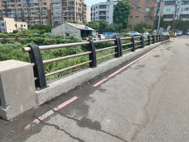 改善前的三芝宋厝橋，橋齡長達36年，部分路面老化及護欄生鏽，為提供當地里民更安全、友善的通行環境，在三芝區公所邀集養工處等各單位研議，進行橋梁設施改善，施做綠美化及燈光。 圖：新北市工務局提供