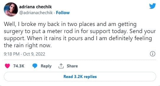 Chechik在推特上提到自己的背部摔斷了兩個地方，目前已經動完手術，並放了固定支架進去。她還調侃道，之後下雨時肯定可以明確感覺到。 圖：翻攝自Adriana Chechik Twitter