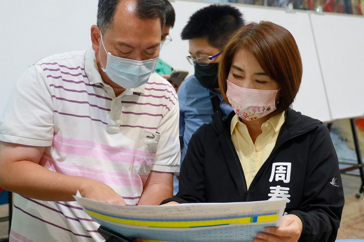 周春米(右)關心屏鵝公路優化工程造成的不便。 圖：周春米競總提供