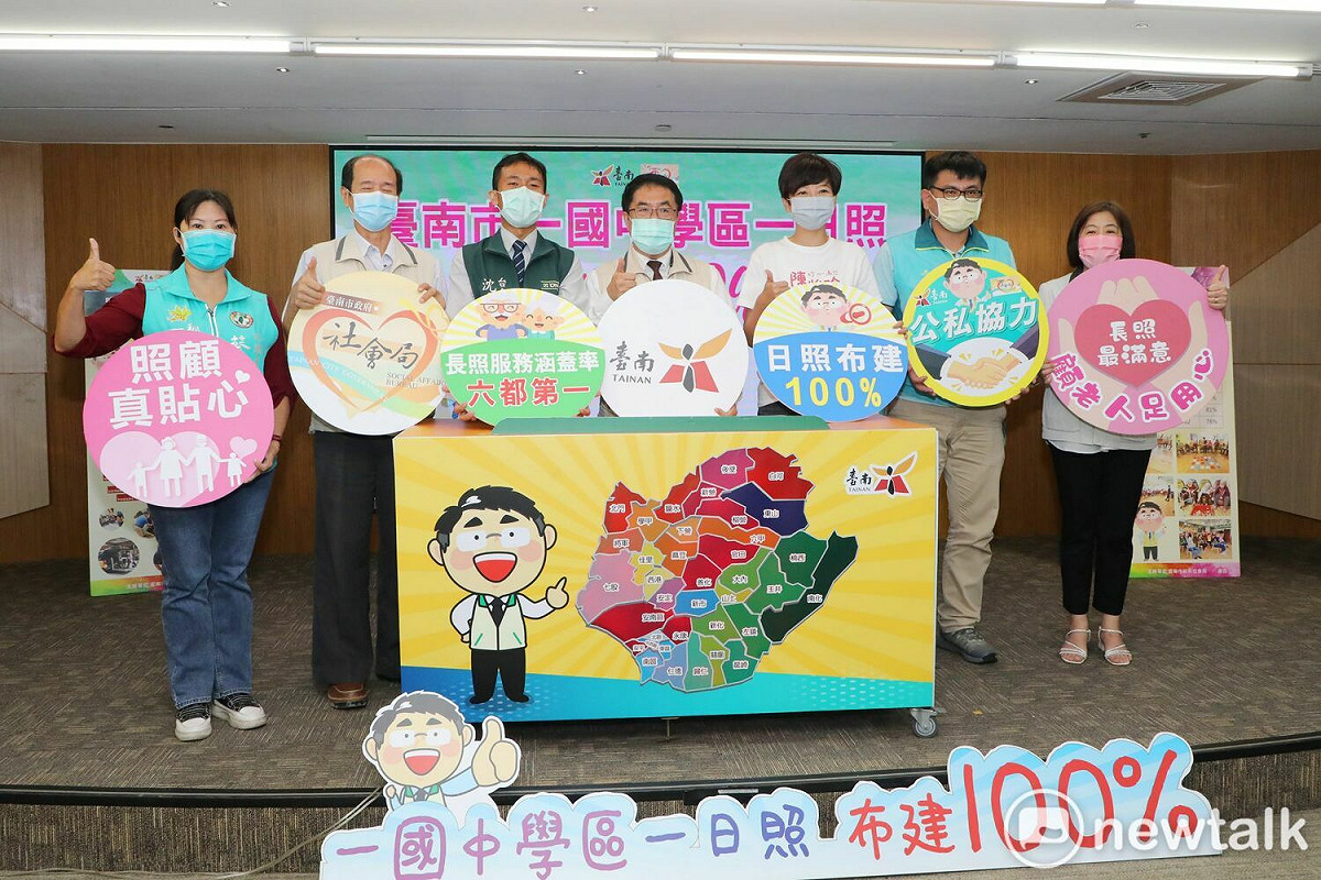 黃偉哲在「一國中學區一日照布建百分百」記者會中宣布，台南率先六都達成「一國中學區一日照布建百分百」的目標。 圖：黃博郎／攝