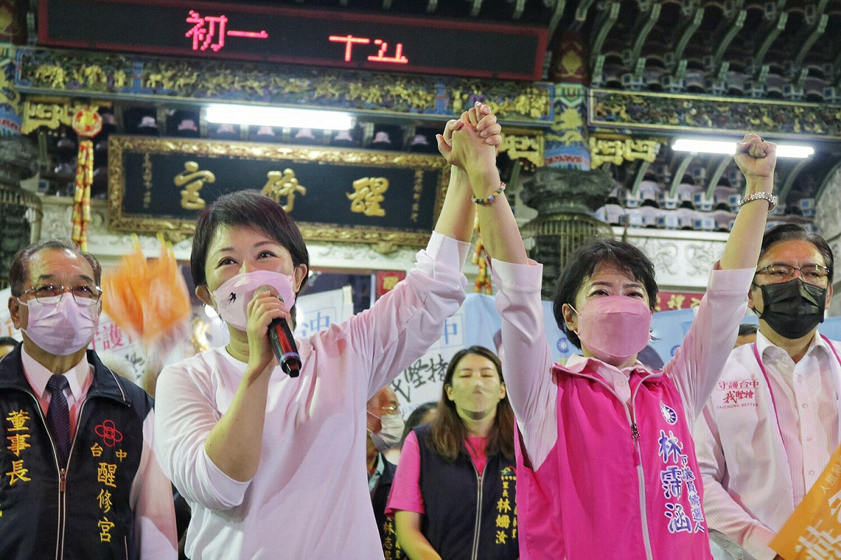 盧秀燕牽起林霈涵的手說，「媽媽市長」和「媽媽議員」是「生命共同體」，呼籲選民支持，搶救國民黨東南區第三席。 林霈涵競選總部/提供