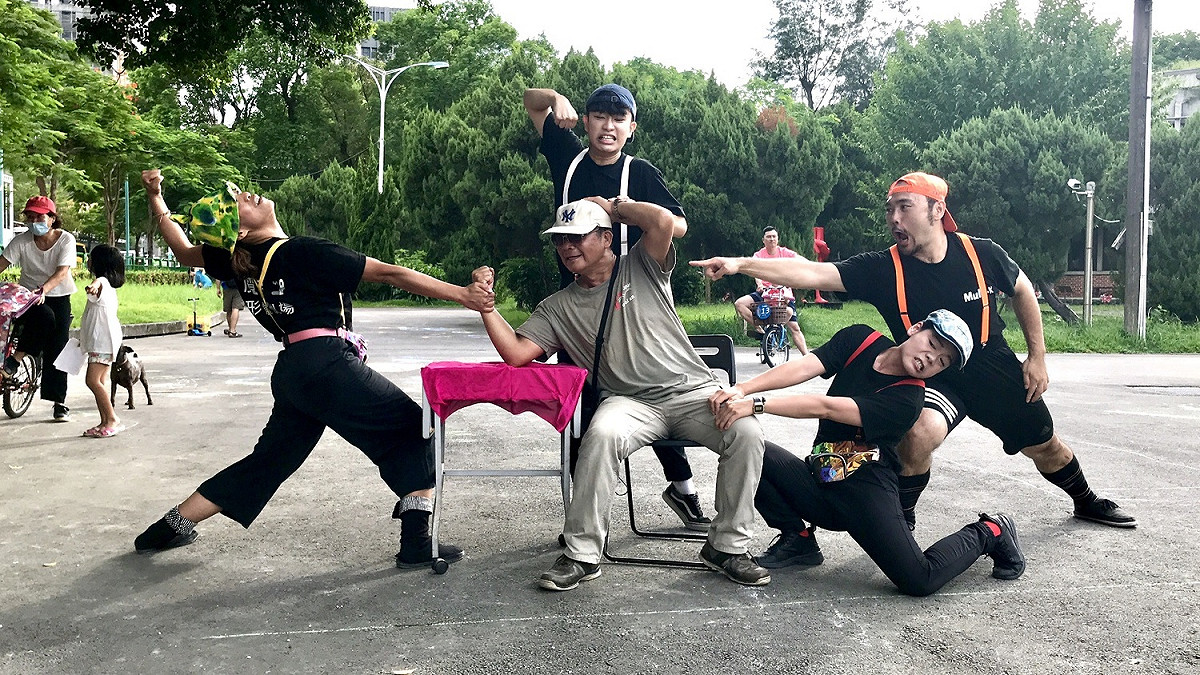 《435城市遊憶場》-魔梯形體劇場《城市旅人》。 圖：新北市文化局提供