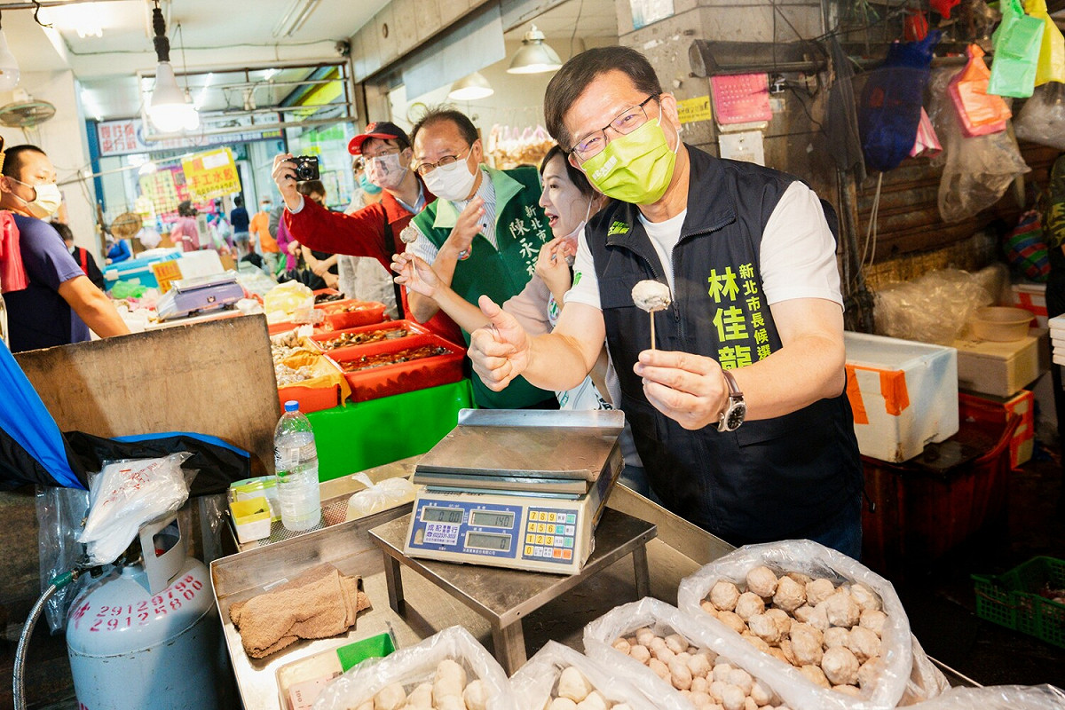 林佳龍說，無論是在早市、黃昏市場、夜市，都讓他接觸到不同的族群，也接受到許多人的支持鼓勵，讓他愈跑愈有信心，在選戰倒數階段持續深入群眾，一起來讓「新北大翻新」。 圖：林競辦提供