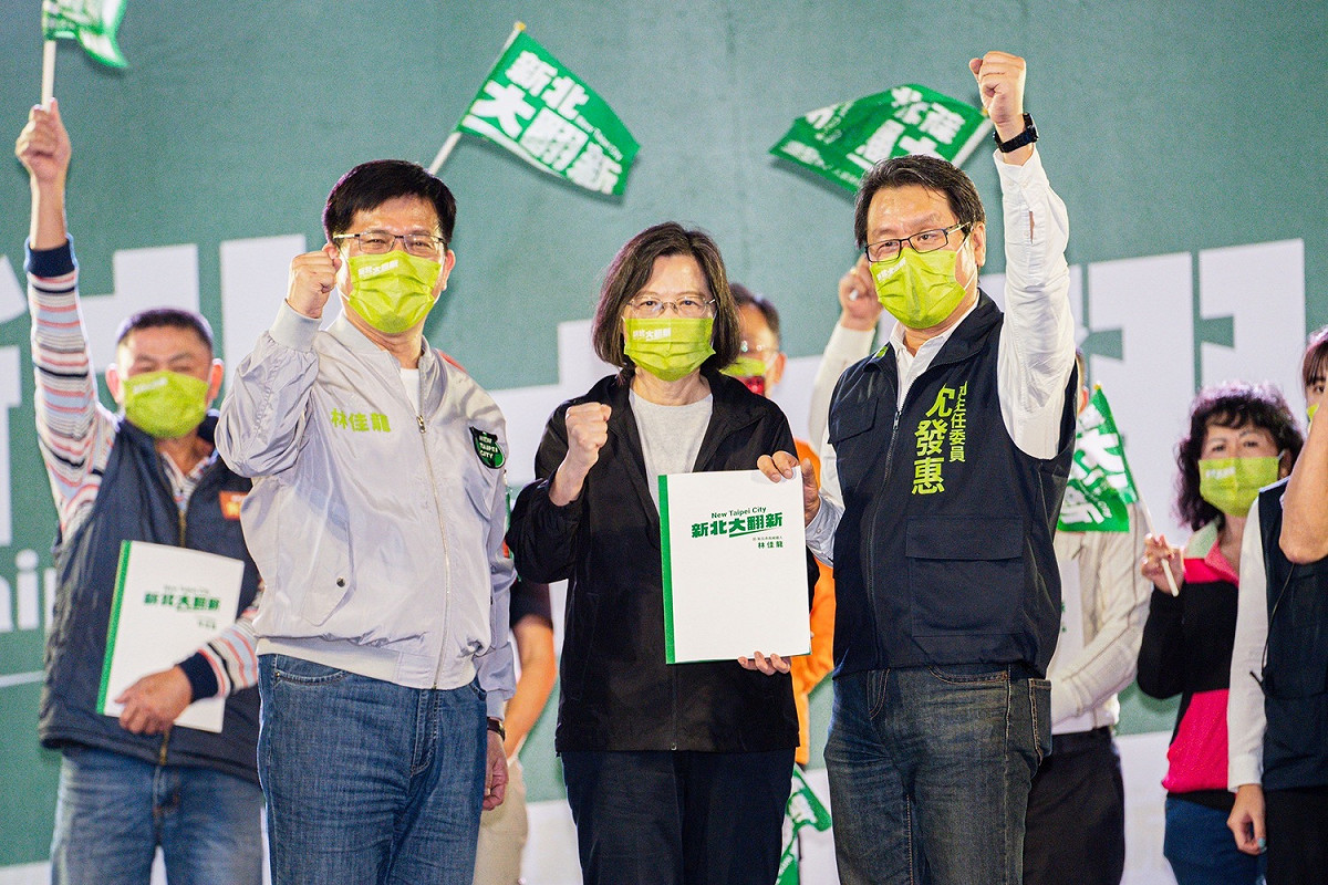總統蔡英文今(13)日晚間第八度輔選民進黨新北市長參選人林佳龍，赴新店參加「新北大翻新音樂晚會」新店區競總成立大會。 圖：林競辦提供