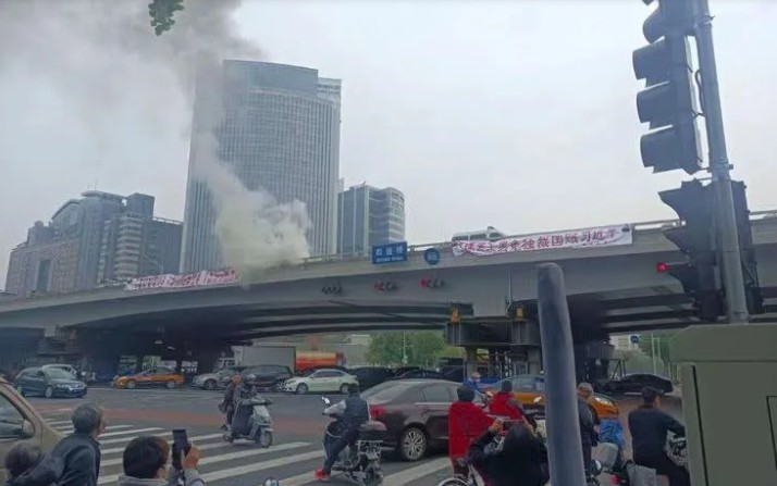 高架道路上驚現抗議標語「罷課罷工罷免獨裁國賊習近平」，還升起滾滾濃煙。 圖：翻攝中國數字時代