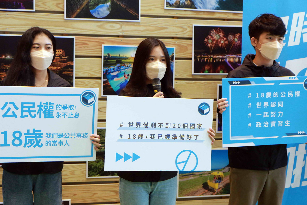 台灣大學政治系三年級的鄭皓文說，自己作為這次選舉的首投族，也會投入推動18歲公民權。 圖：侯友宜選辦提供