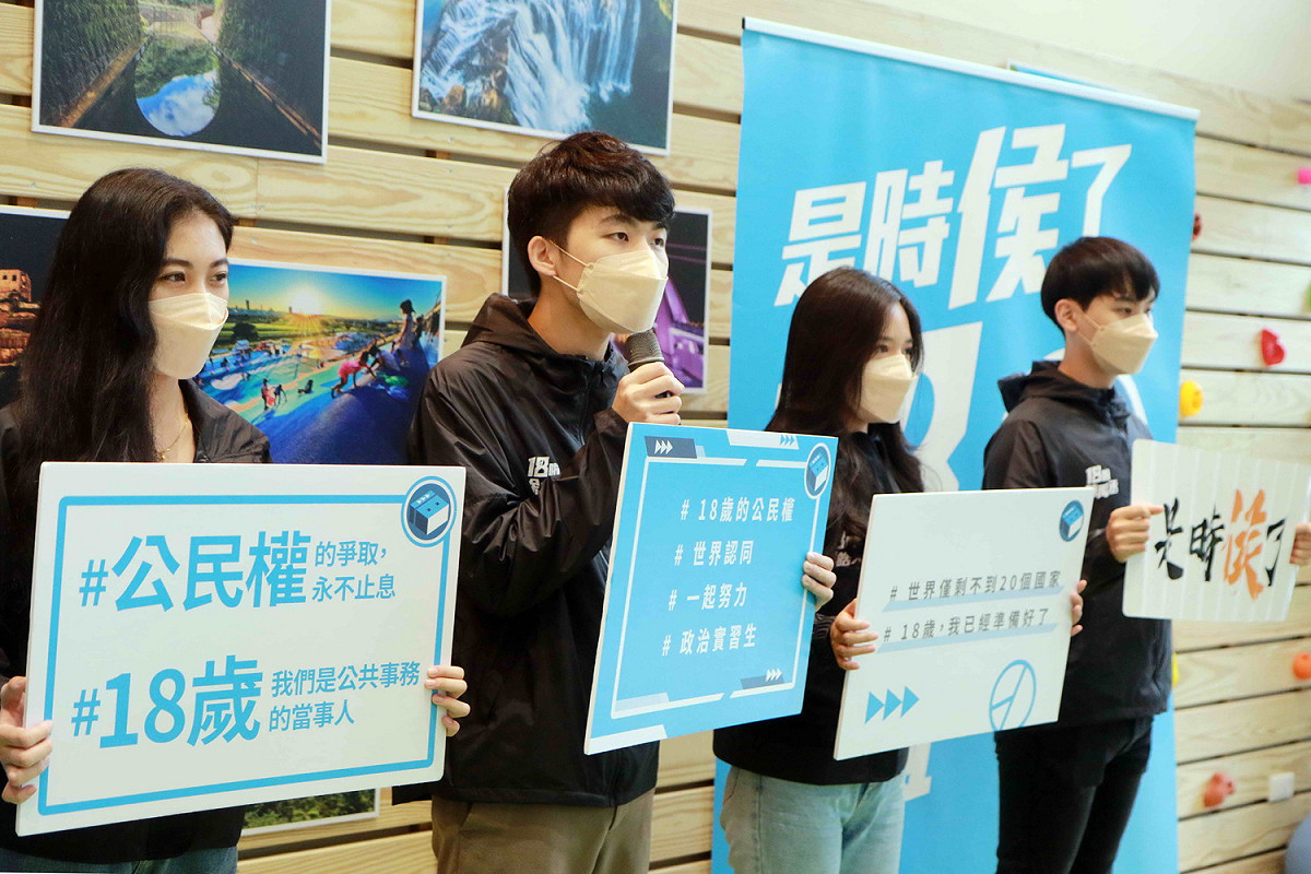 台北大學公行所碩二的涂孝瑜曾擔任學生會長，呼籲同樣置身在學生自治的夥伴們，一起推動18歲公民權。 圖：侯友宜選辦提供