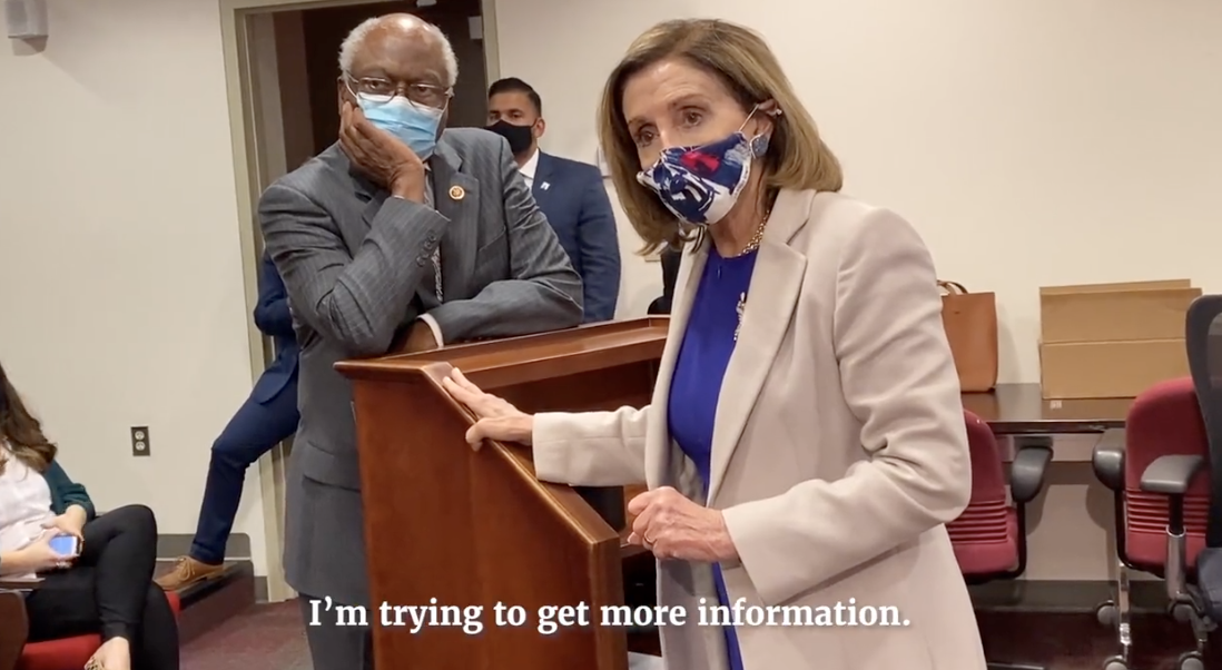 美國會大廈遇襲案影片曝光，眾議院議長裴洛西（Nancy Pelosi）不敢置信官員已需戴上防毒面具，以防川粉的攻擊。 圖：翻攝January 6th Committee推特