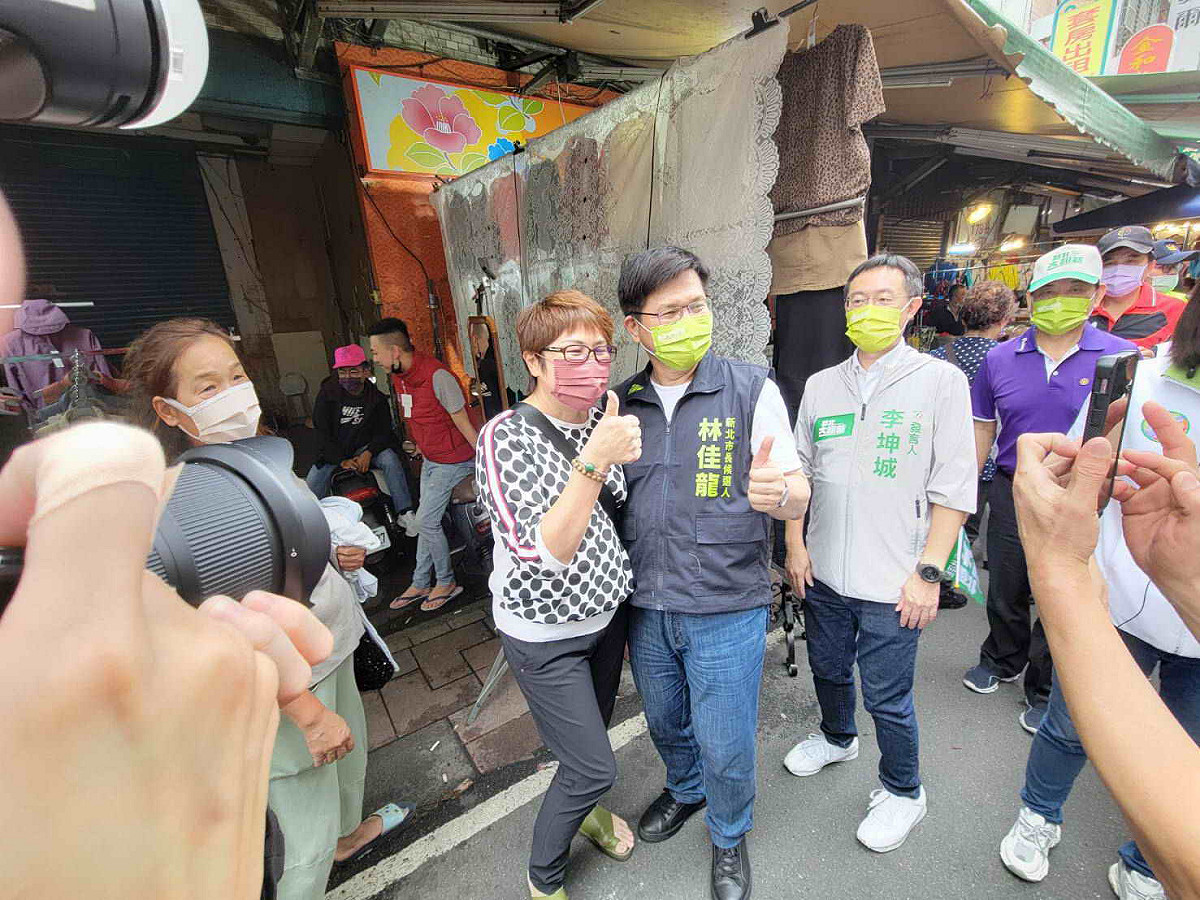民進黨新北市長參選人林佳龍到市場拜票，受到熱情歡迎。 圖：林佳龍競選辦公室提供