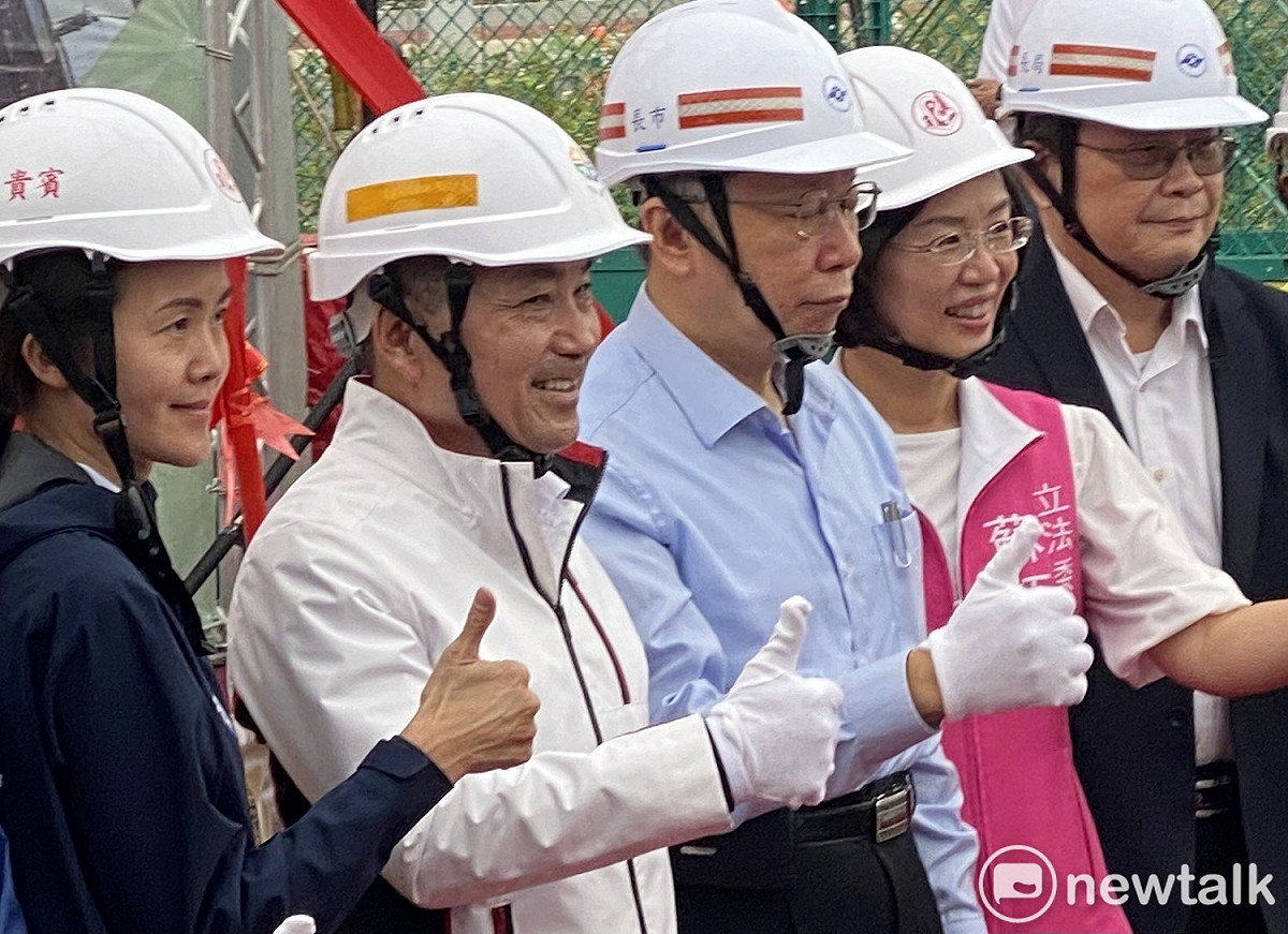 台北市長柯文哲(中)、新北市長侯友宜(左二)今同台。 圖：周煊惠 / 攝