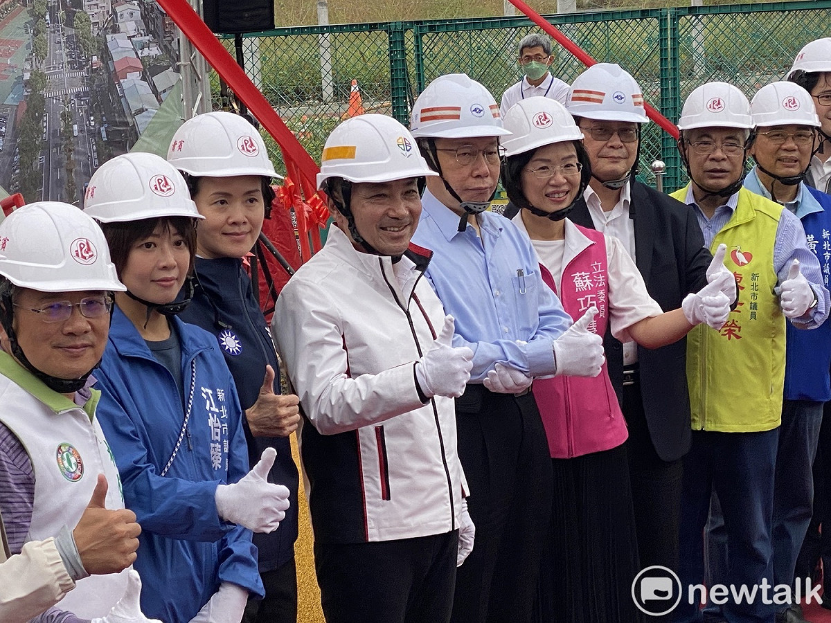 台北市長柯文哲(左五)、新北市長侯友宜(左四)今同台。 圖：周煊惠 / 攝