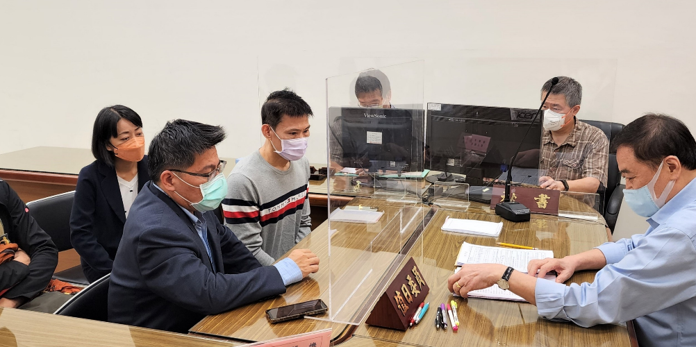 邱顯智、王婉諭陪同黃姓男子至監察院向監委陳景峻（右）陳述此案。 圖：邱顯智辦公室提供