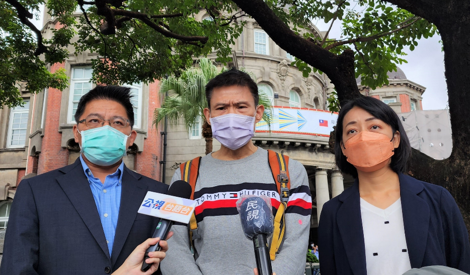 邱顯智（左）、王婉諭（右）今偕同受傷的黃姓男子（中）赴監察院。 圖：邱顯智辦公室提供