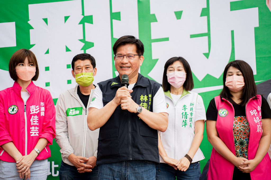 林佳龍競辦批，國民黨新北市板橋區選出的議員葉元之，竟搞不清楚今年新北耶誕城經費已暴增到近7000萬元，顯然監督在野黨市長參選人，比監督現任市長侯友宜更用力。 圖：林佳龍競辦提供