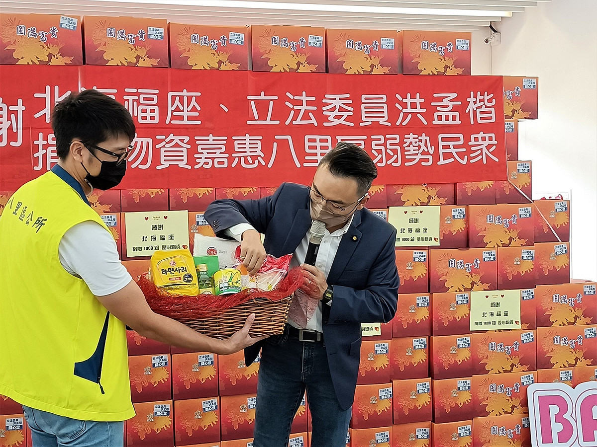 洪孟楷介紹愛心物資都是家庭常間的民生物資。 圖：八里區公所提供