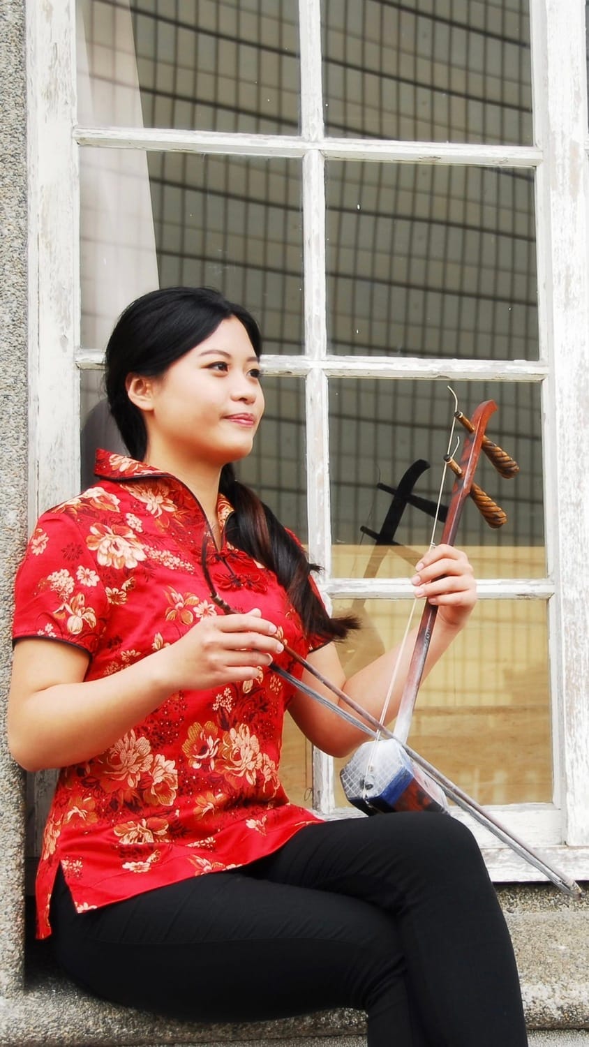 年輕學員沈詩珊向吳明生學藝（京二胡），找回傳統京胡「老味兒」。 圖：新北市文化局提供