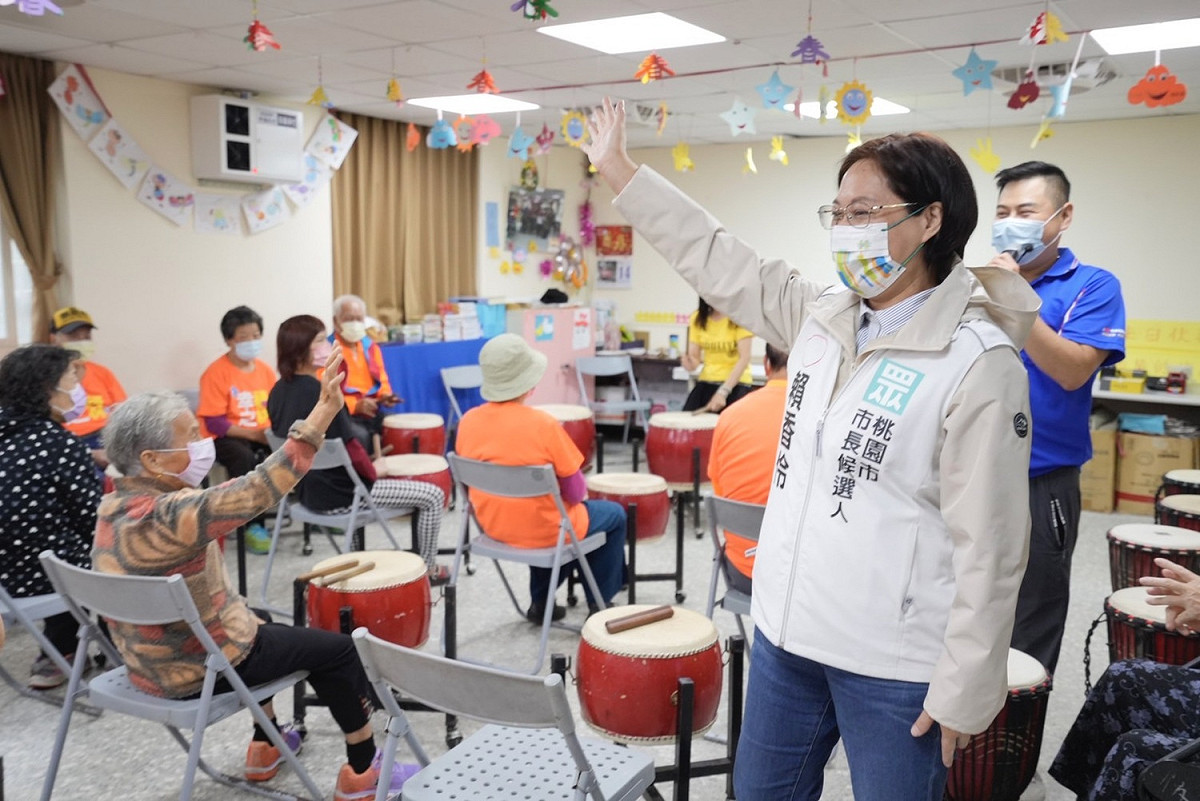 賴香伶視察長輩施打公費流感疫苗情形。 圖：賴香伶競辦／提供