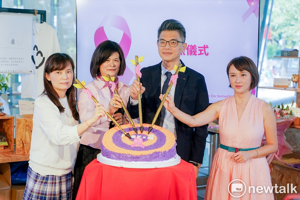 劉良智團隊與病友將標靶射上蛋糕靶心，象徵新的標靶藥物誕生，可讓更多病友獲得重生。 唐復年/攝