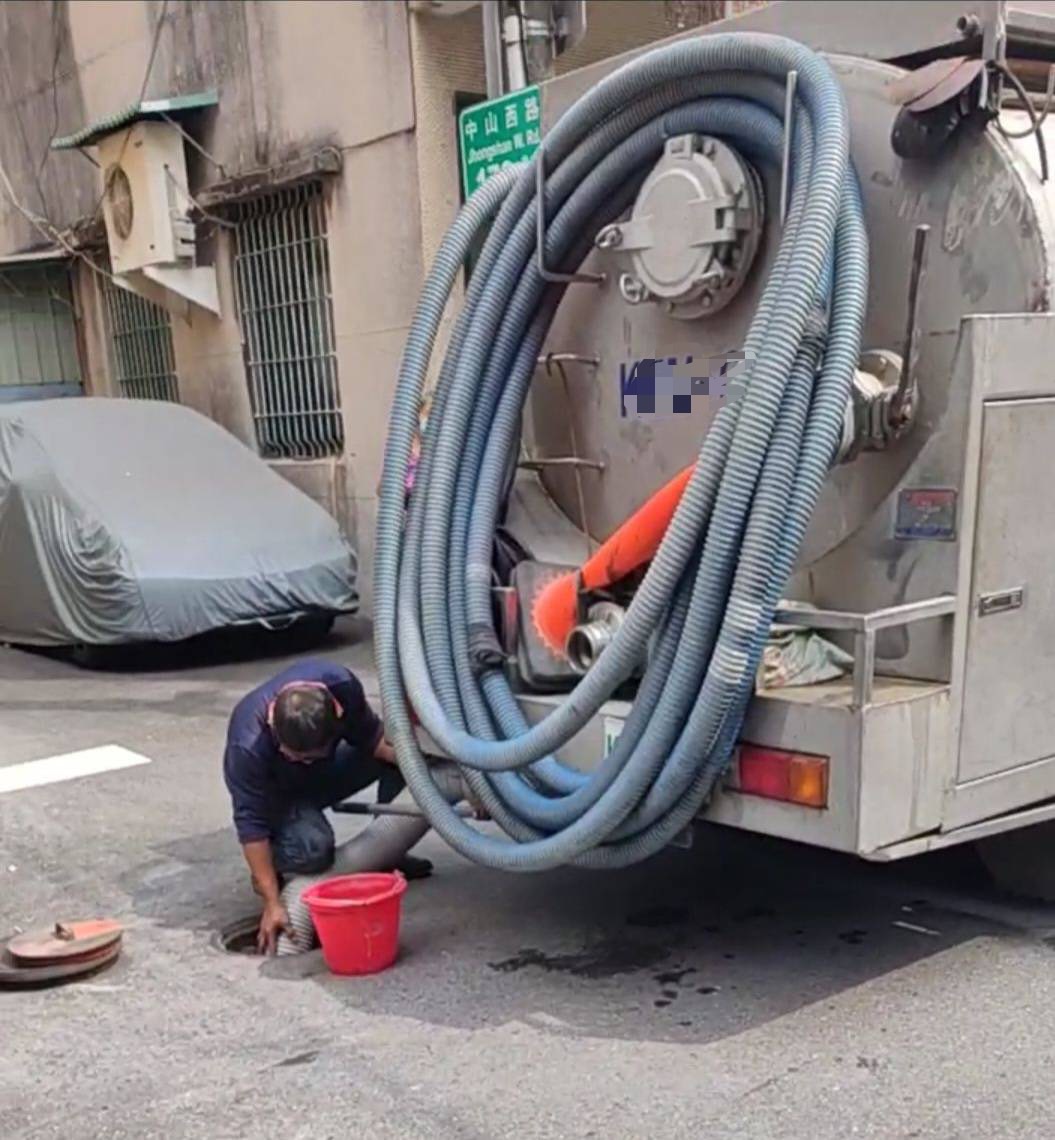 槽車偷倒水肥被活逮。 圖：高雄市環保局提供