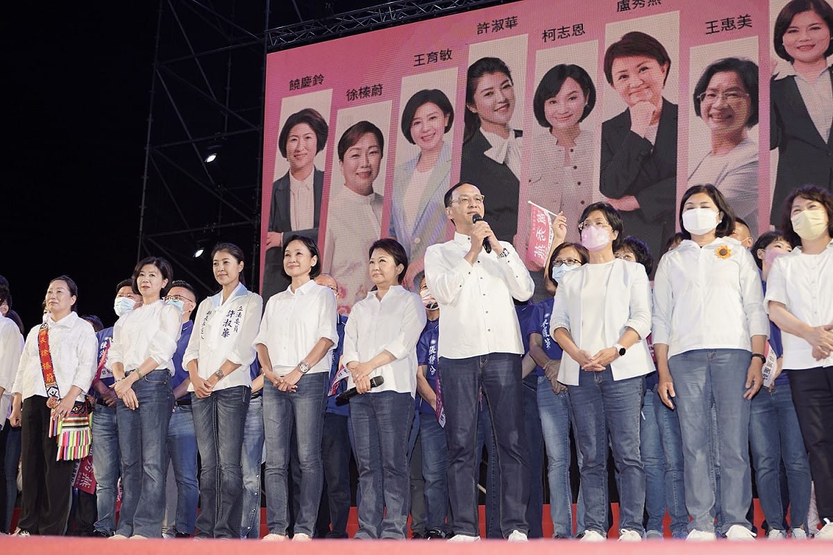 國民黨主席朱立倫與10位女性縣市長候選人合體。 盧秀燕競選總部/提供