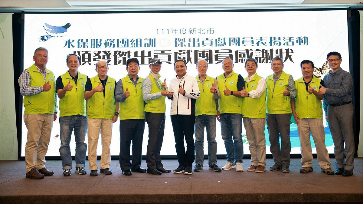 侯友宜(左6)到場頒獎表揚水保服務團歷年來傑出貢獻團員。 圖：新北市農業局提供