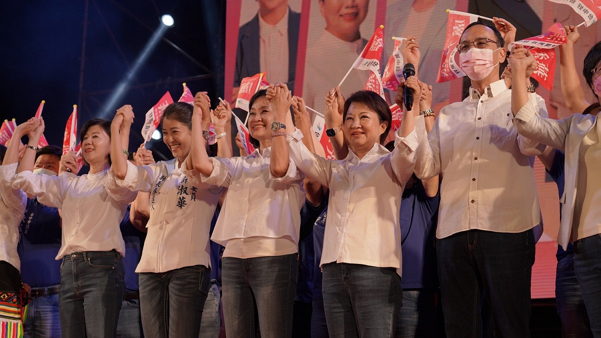 柯志恩(中)與黨內其他女性縣市長候選人齊聚台中。 圖：柯志恩競辦提供