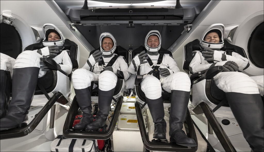 這批自國際太空站返航的Crew-4團隊成員包括3名美籍太空人林琪兒（右2）、海恩茲（左2）、華金斯（左1）與義大利籍的克利斯托佛瑞提（右1）。  （圖取自twitter.com/nasahqphoto）