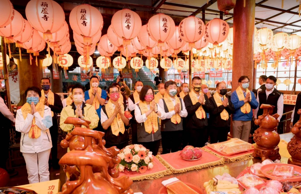 台北葫蘆寺舉辦「葫蘆寺九聖除瘟賜福大典遶境」活動，陳時中、黃珊珊、蔣萬安皆出席，不過蔣先行離去。 圖:陳時中辦公室提供
