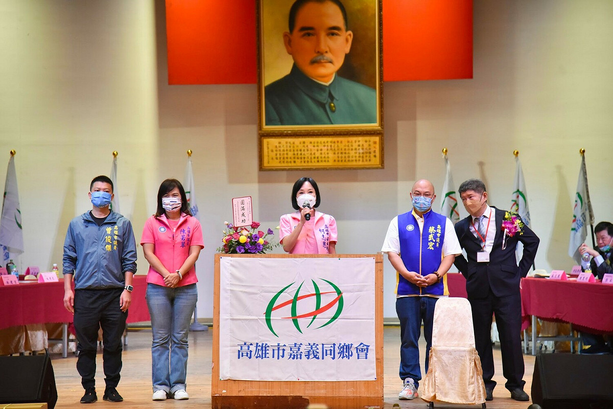 柯志恩(中)宣示打造高雄成為夢想起飛的城市。 圖：柯志恩競辦提供