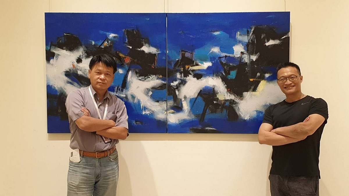 劉哲志（右）在台中市大墩文化中心舉辦畫展，文化局副局長曾能汀（左）前往打氣。 劉哲志/提供