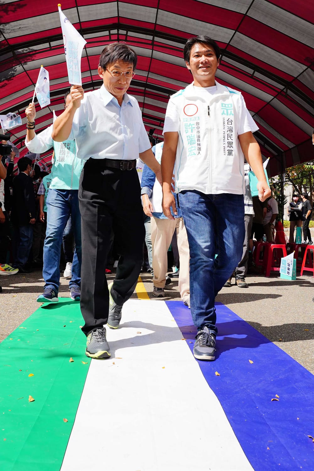 郭子乾假扮「柯蚊哲」陪許瑞宏進場，現場佈置綠白綠三色，象徵藍綠之外也要讓白色力量有一席之地。  許瑞宏競選總部/提供