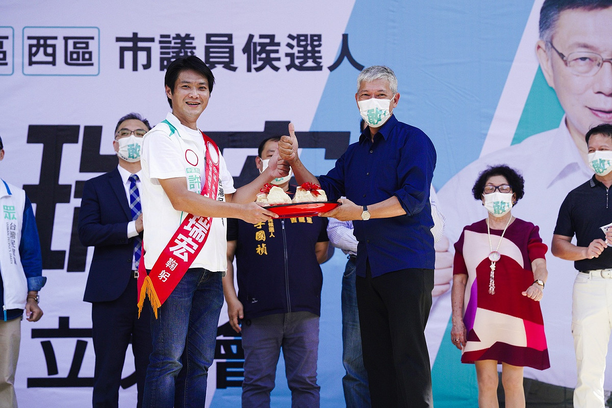 紙風車兒童劇團團長任建誠站台支持許瑞宏。 許瑞宏競選總部/提供