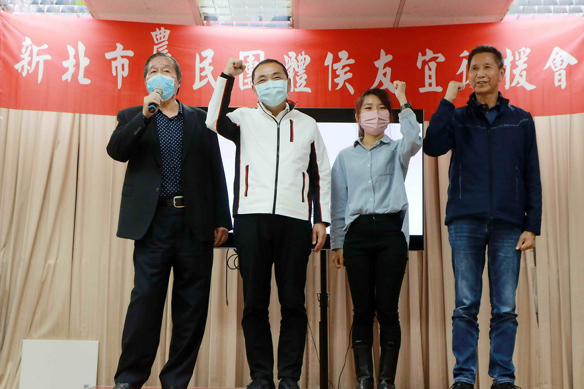 林讚枝（左起）、林榮欽、盧苡甄擔任後援會的會長 圖：侯友宜選辦提供