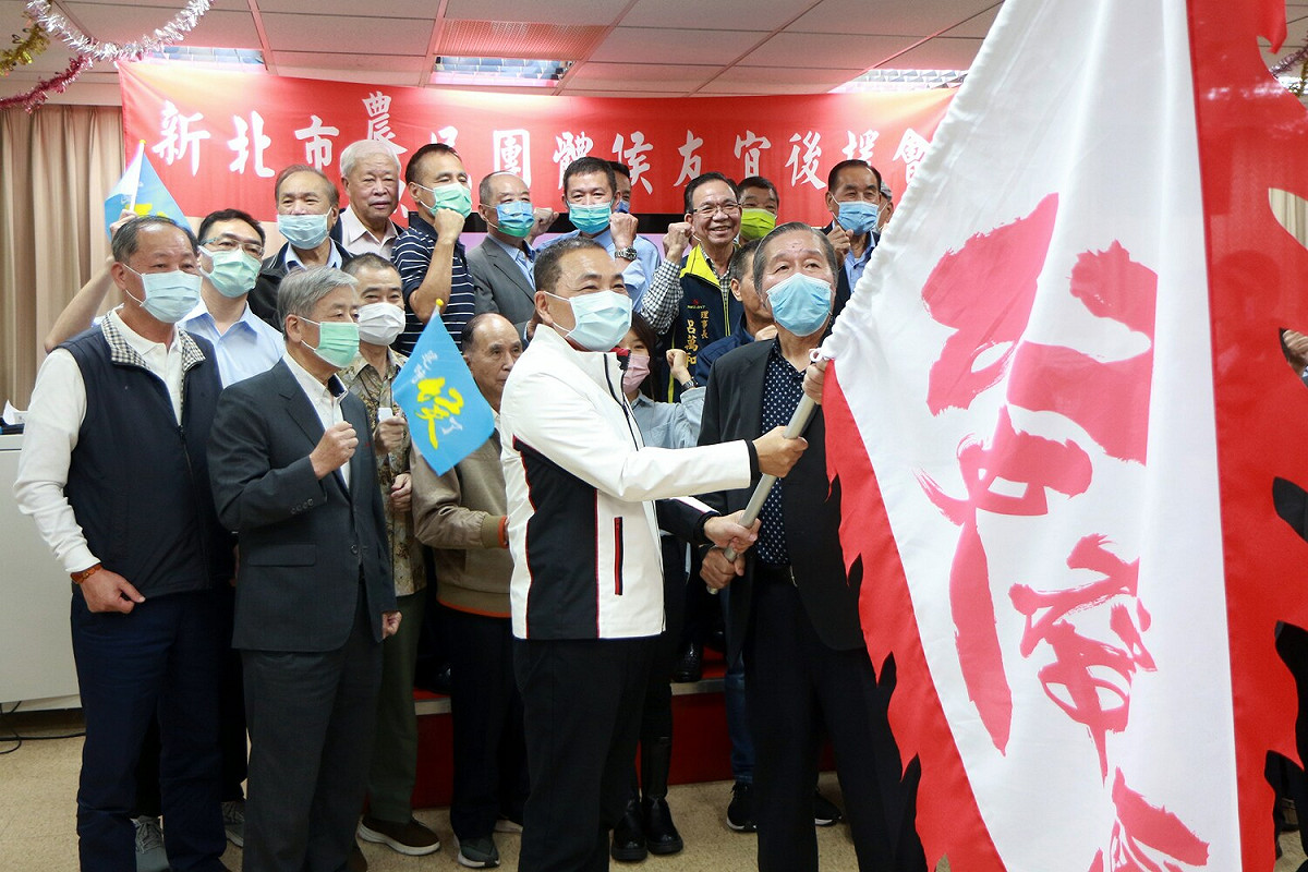 侯友宜授戰旗給後援會會長林讚枝。 圖：侯友宜選辦提供