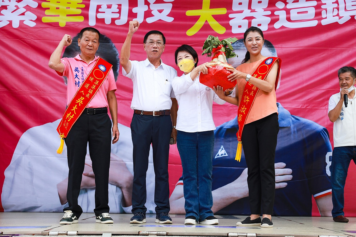 盧秀燕致贈許淑華好彩頭。 盧秀燕競選總部/提供