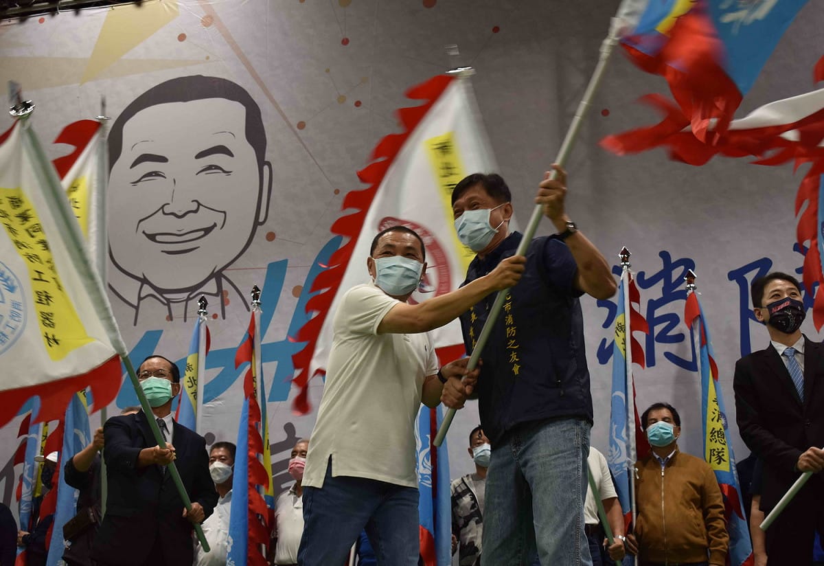 新北市義消總隊、消防之友會、消防四大公會暨消防及義消人員退休協會成員今共同成立力挺新北市長侯友宜連任後援會。 圖：侯友宜選舉辦公室提供