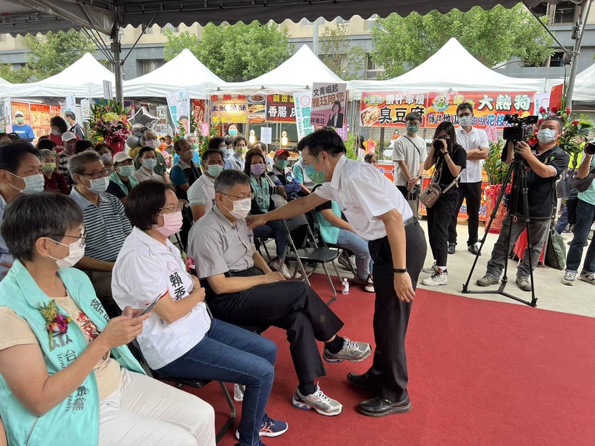 鄭寶清在臉書貼出與民眾黨互動的照片，支持蔡壁如因論文風波請辭的新政治典範。 圖:翻攝自鄭寶清臉書
