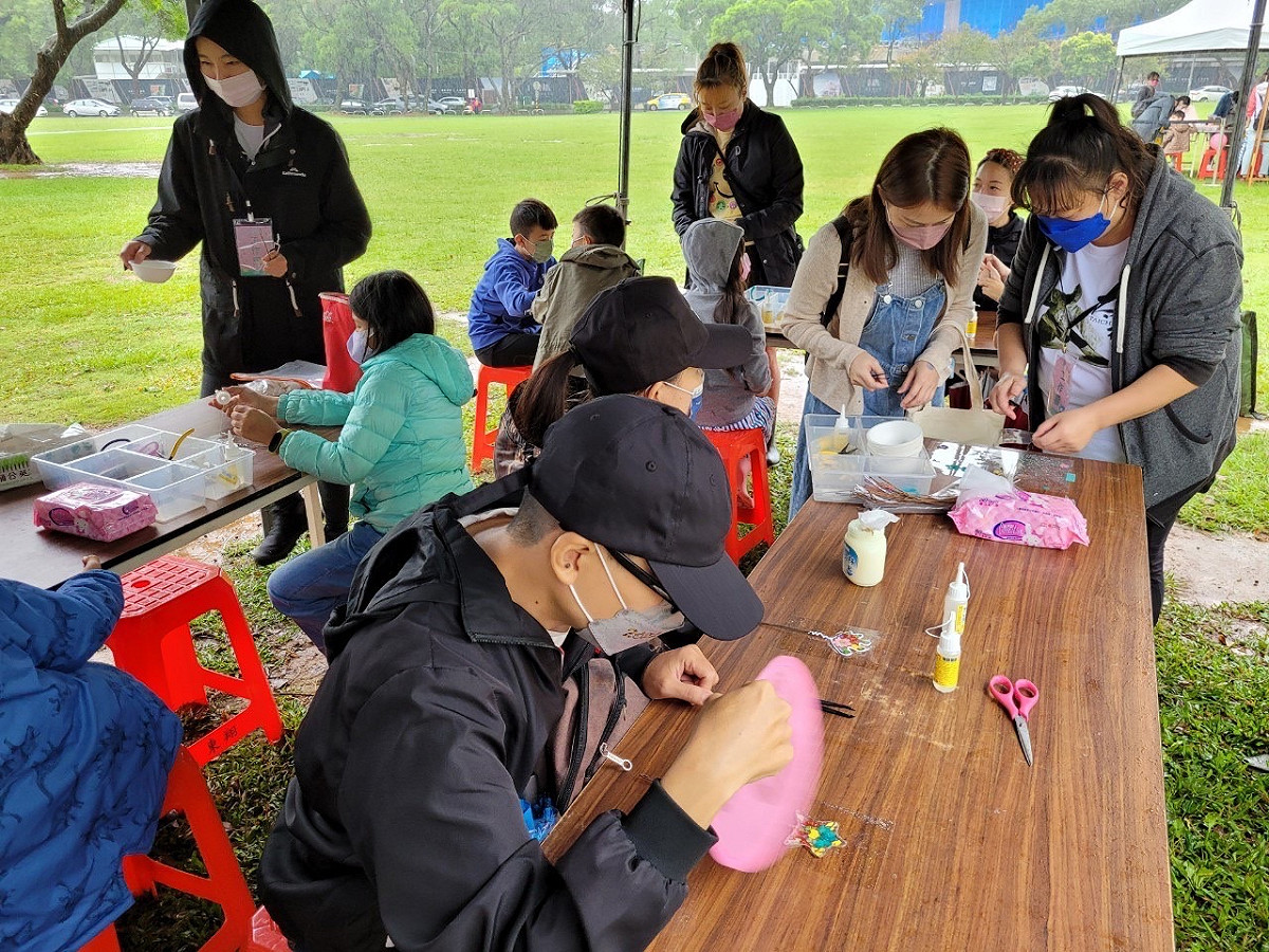新北公園玩舞日活動中，大小朋友在公園攤位DIY。 圖：新北市綠美化環境景觀處提供