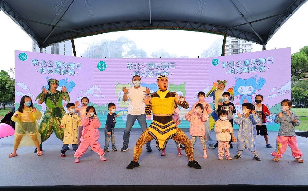 侯友宜與小朋友一起跳出小熊公園舞步。 圖：新北市綠美化環境景觀處提供