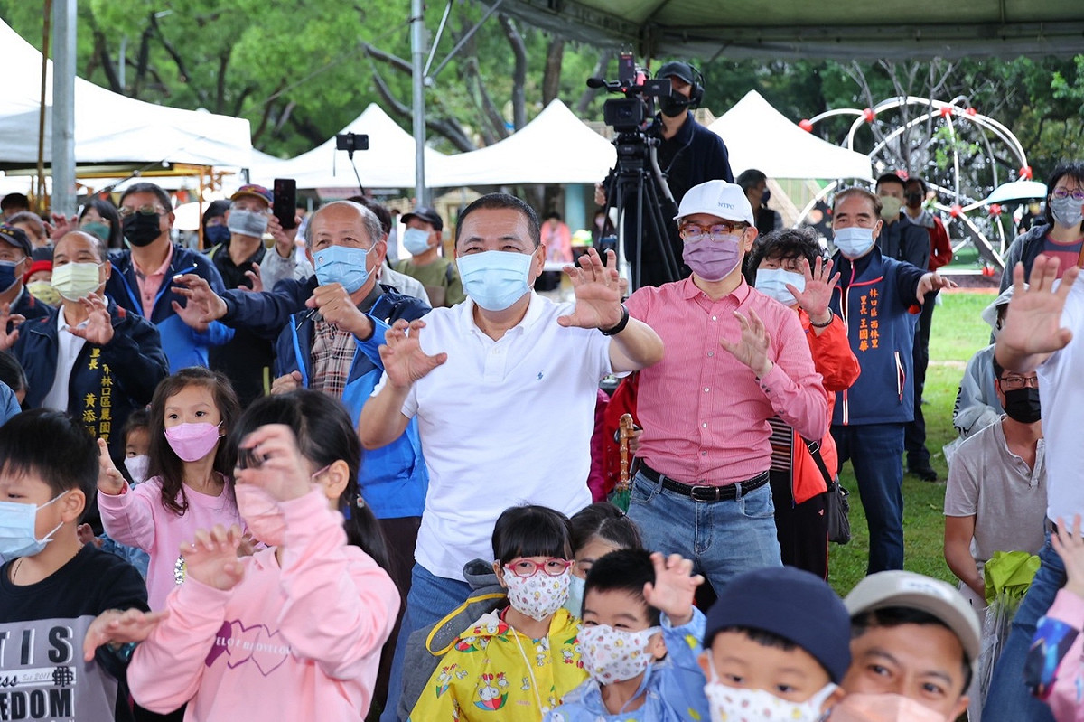新北公園玩舞日，劇團帶著侯友宜及大小朋友一起舞動公園。 圖：新北市綠美化環境景觀處提供