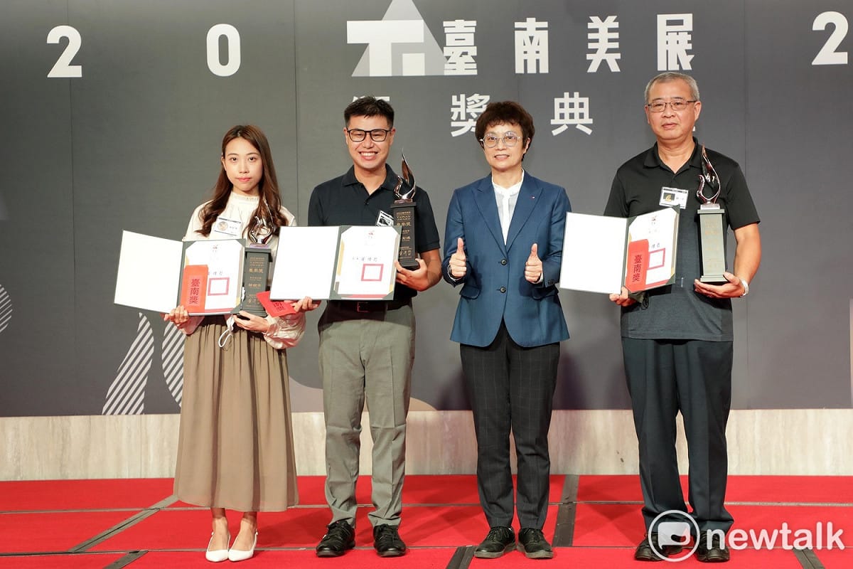 今年度「台南獎」三位得獎者分別是「東方媒材類」－蘇毓青，得獎作品「居家」，展現新一代對現當代生活狀況的詮釋及突破過往傳統東方媒材的使用表現；「攝影類」－林彣鴻，得獎作品「浪」呈現攝影技法的嘗試並細緻地呈現影像畫面；「傳統工藝類」－陳一中的得獎作品「純金花·草·鳥·蟲」，以精湛的工藝技術獲評審一致肯定。 圖：黃博郎／攝