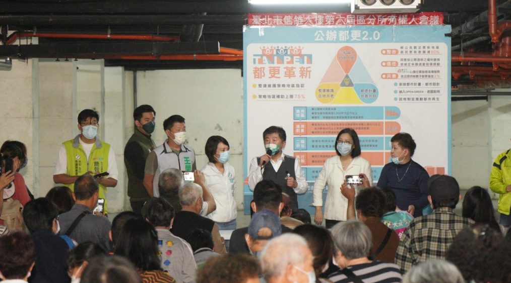 陳時中今天走訪建齡50年的北市信維大樓。 圖:陳時中辦公室提供