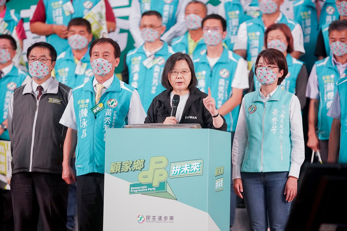 總統蔡英文三度公開站台力挺民進黨彰化縣長參選人黃秀芳，並批評彰化縣政府許多重大建設延宕，嘆息「彰化的縣政不能再流標了！」 圖：黃秀芳競選總部/提供