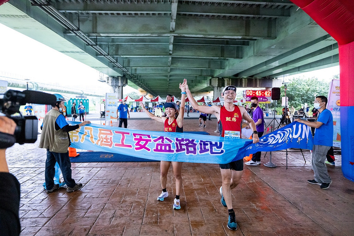 勞工局期盼勞工朋友多運動、多健康，歡迎公司企業揪團，明(112)年「第九屆工安盃路跑」再見！ 圖：新北市勞工局提供