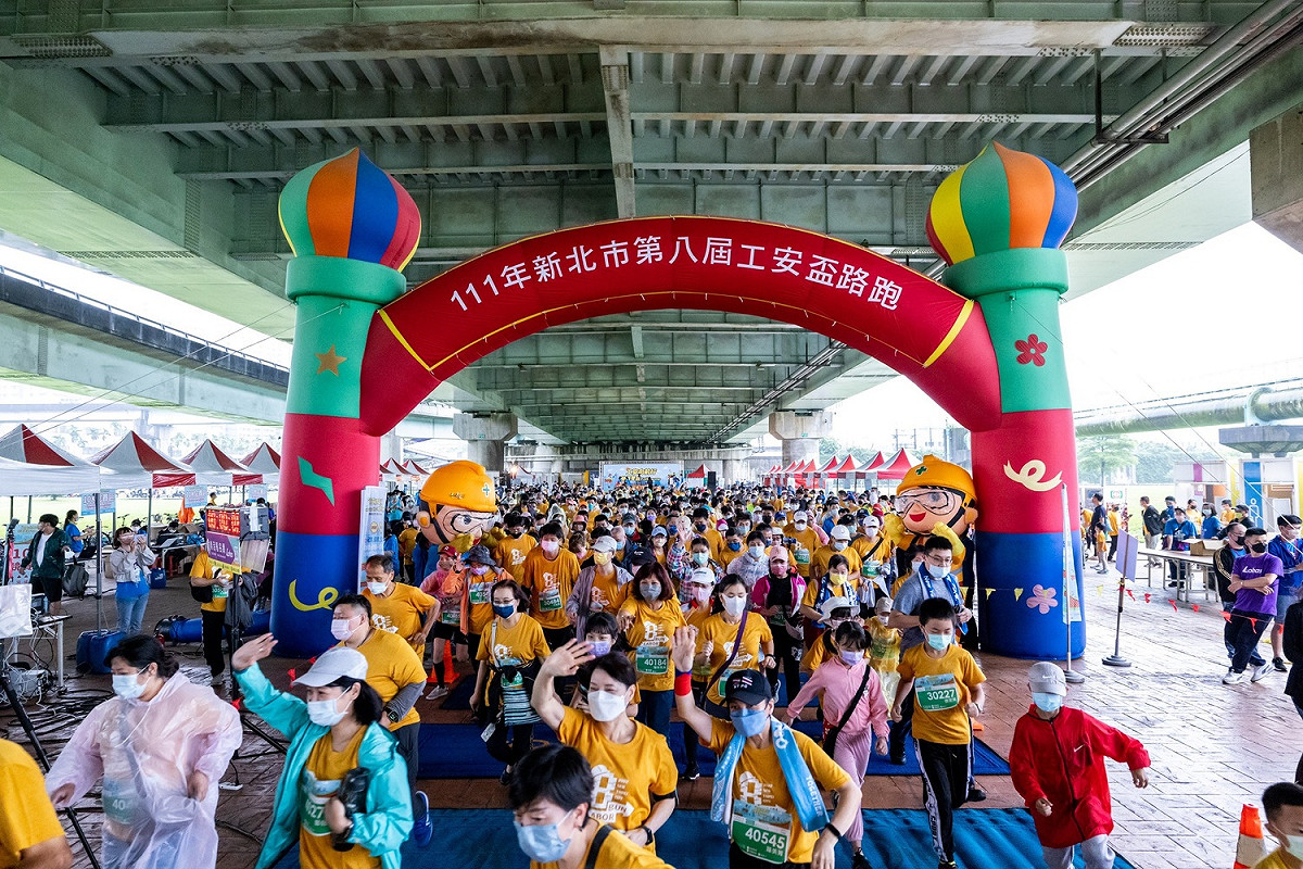 10K競賽組與3K休閒組共計近2000位的參賽者，不畏風雨，一起迎向晨曦、跑出活力與健康。 圖：新北市勞工局提供