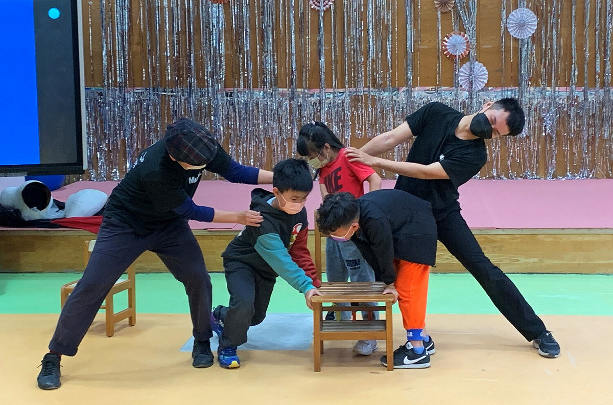 德拉楠小學學生們和老師們一起練習「搬重物」默劇動作。 圖：新北市文化局提供