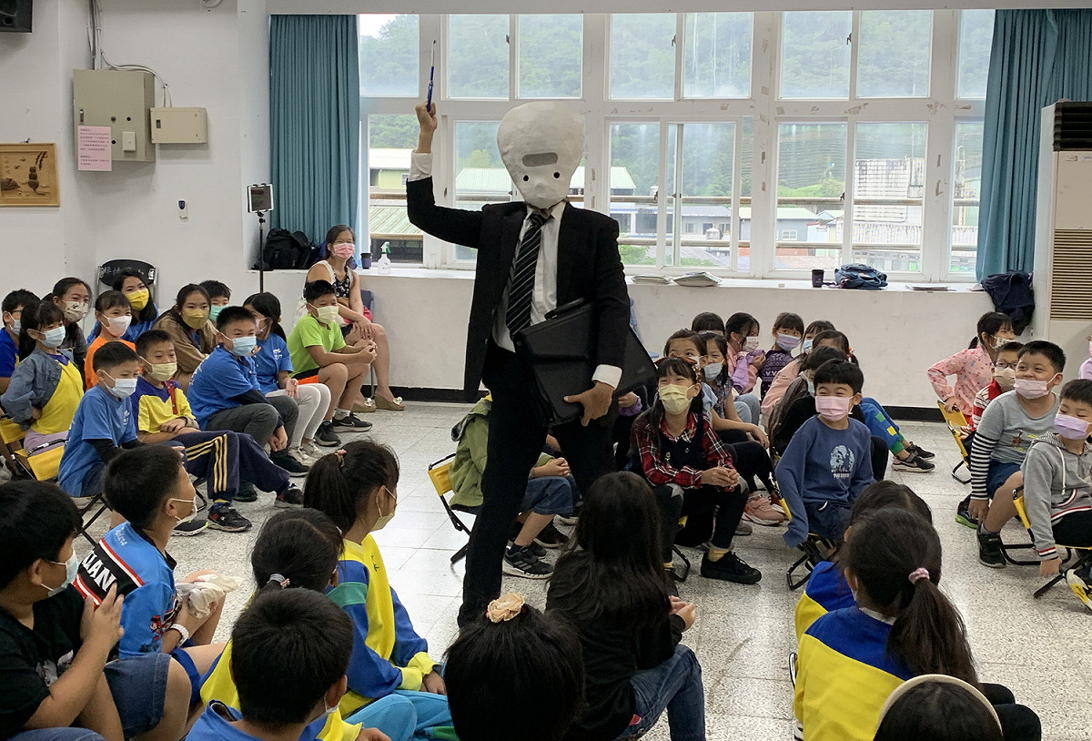 大頭仔與坪林國小同學互動演出。 圖：新北市文化局提供