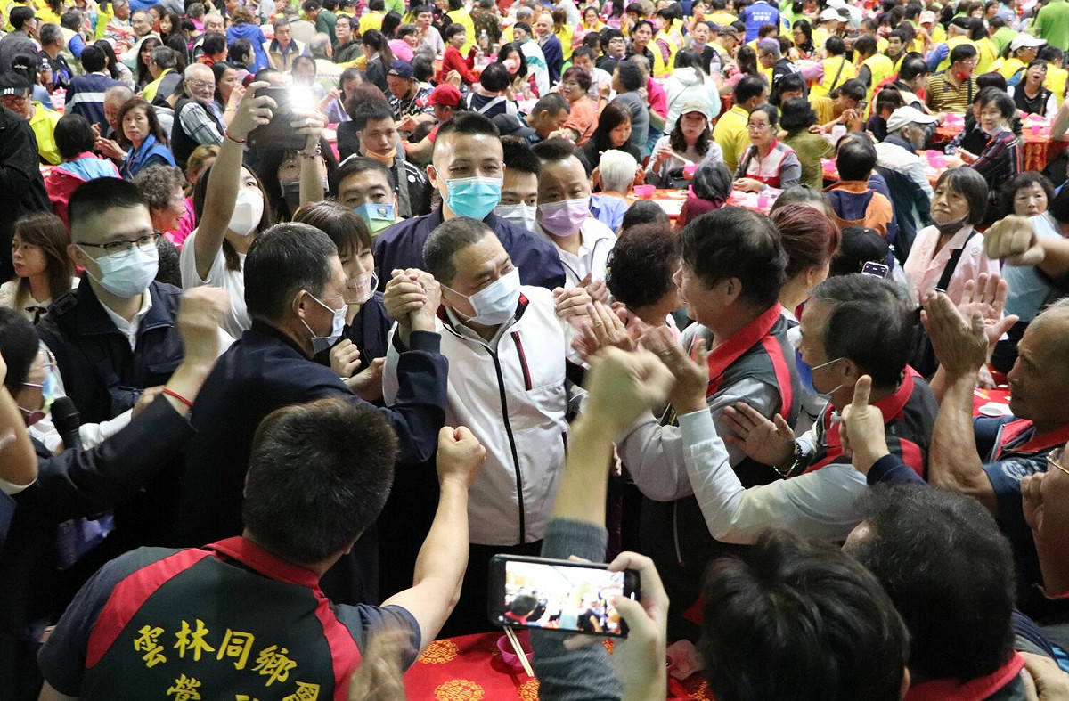 侯友宜今晚出席雲林同鄉會會員大會，受會員熱烈歡迎。 圖：侯友宜選辦提供