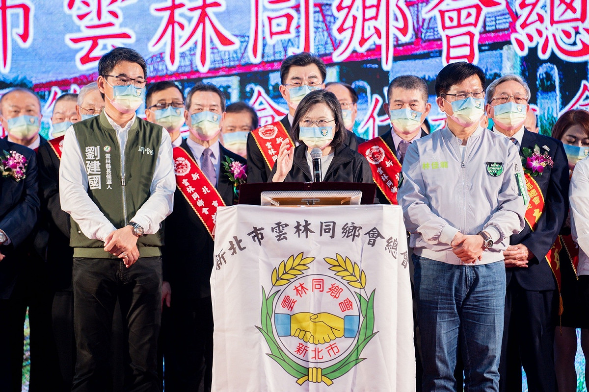 總統蔡英文、民進黨新北市長候選人林佳龍今(15)日晚間同台出席「新北市雲林同鄉會總會會員代表大會」。 圖：林競辦提供